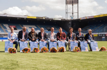 Video – Paul van der Zwaan gekozen tot beste amateurtrainer seizoen ’17/’18 en beloond met de Rinus Michels Award