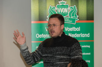 VIDEO en Powerpoint Presentatie – Masterclass Michele Santoni – ‘Omschakelen – van spelsystemen naar spelprincipes’