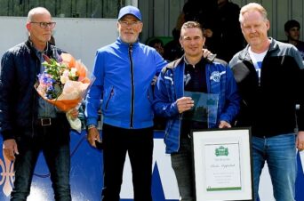 Karlo Meppelink, Hoofdtrainer VKW – krijgt VVON Award uitgereikt.